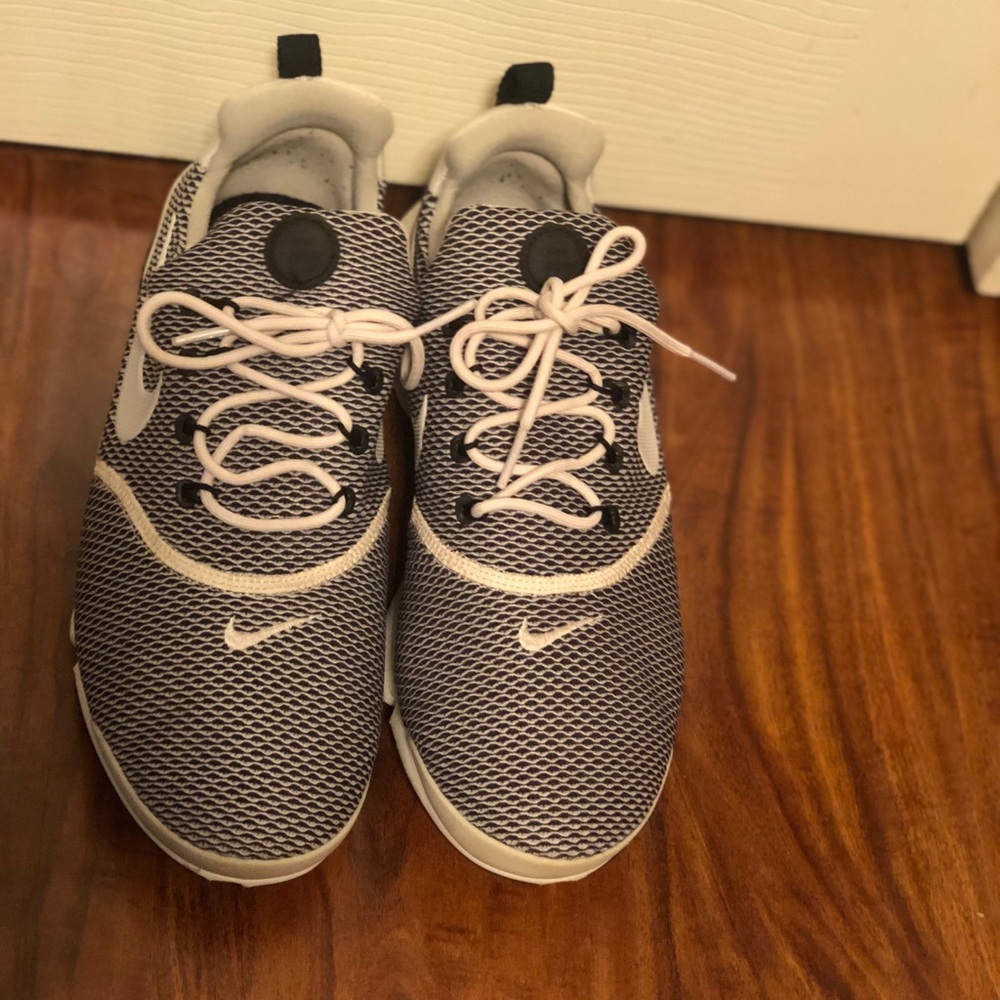 Tennis shoes